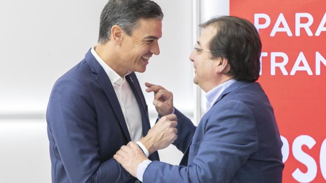 El presidente del Gobierno, Pedro Sánchez, y el presidente de la Junta de Extremadura, Guillermo Fernández Vara.