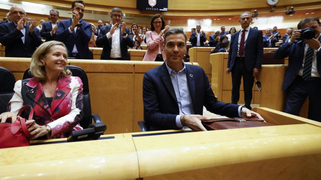 El presidente del Gobierno, Pedro Sánchez, junto a la vicepresidenta primera, Nadia Calviño; este martes en el Senado.