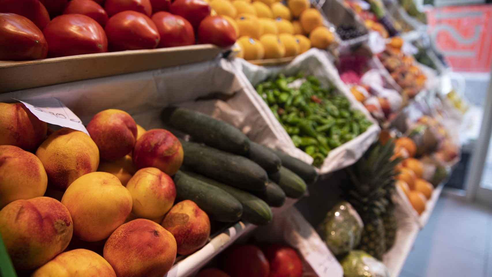 Frutas y verduras en el estante de un comercio local.