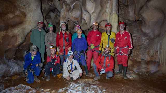 Parte del equipo responsable del nuevo informe, dentro de la propia cueva.