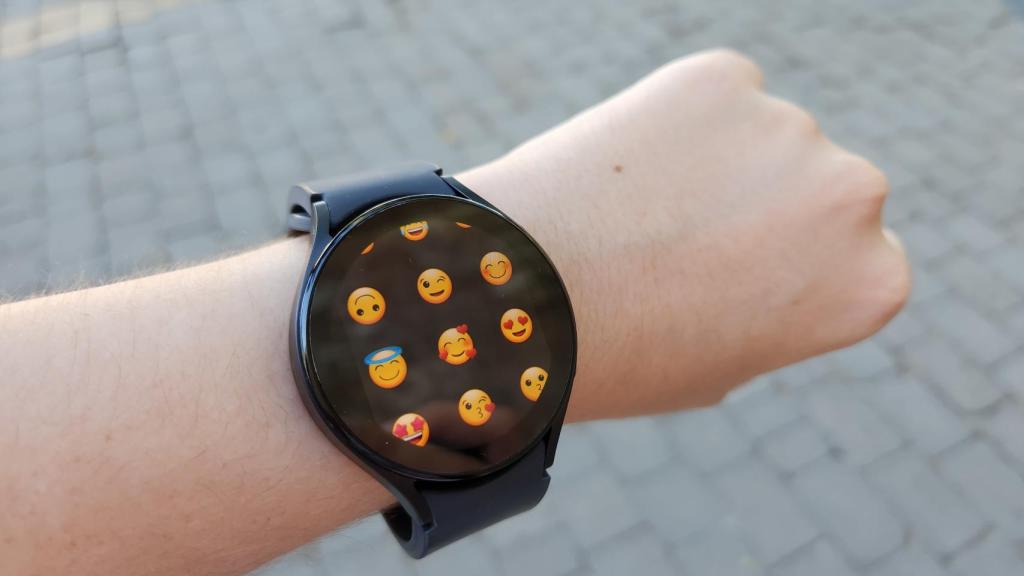 Contestar mensajes con emoticonos en el Samsung Galaxy Watch 5