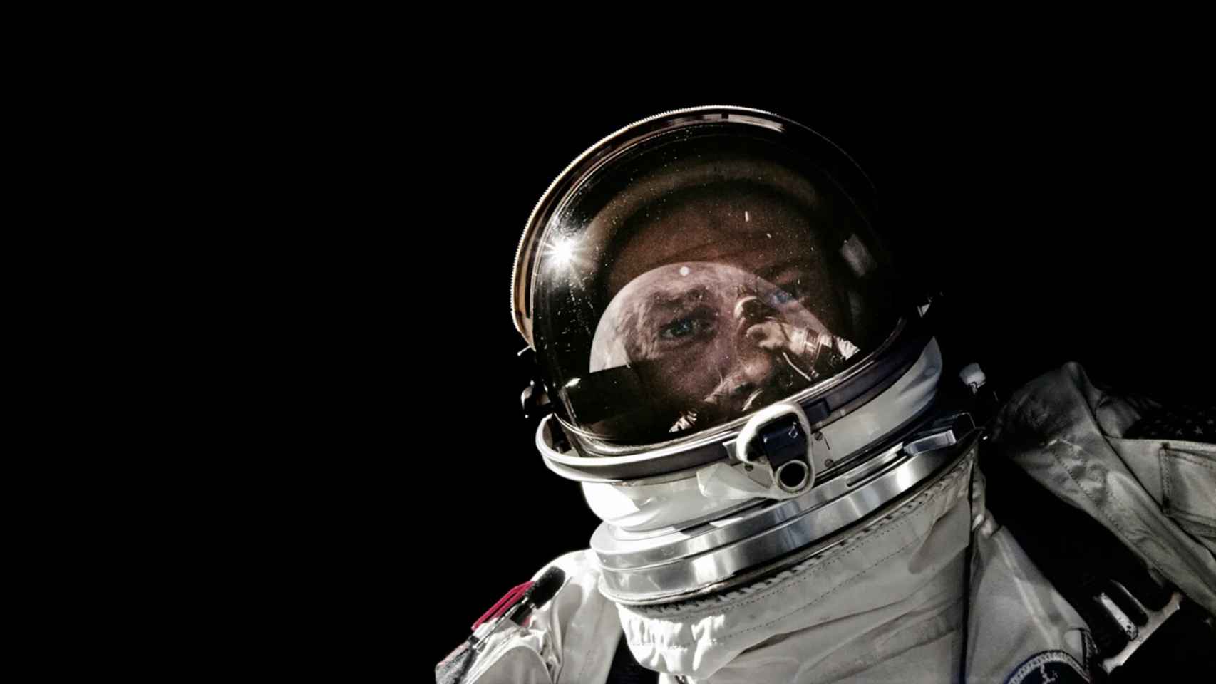 Buzz Aldrin haciéndose el primer selfie en el espacio.