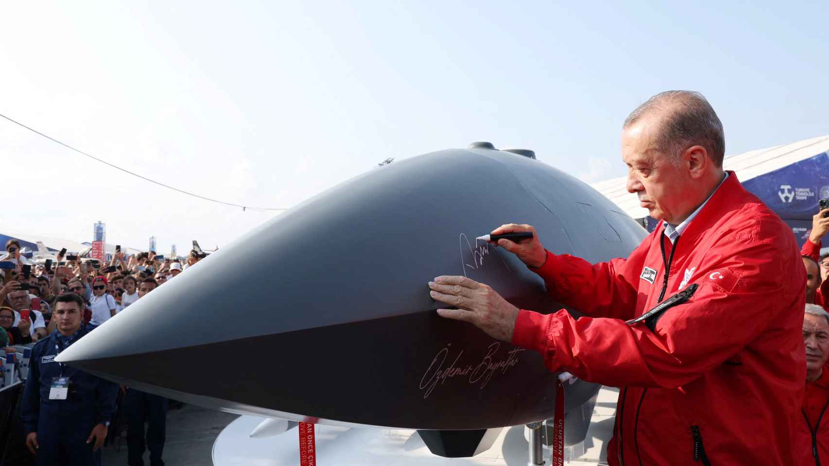 El presidente turco Tayyip Erdogan firma el morro de un avión no tripulado Bayraktar Kizilelma en el Teknofest Black Sea.