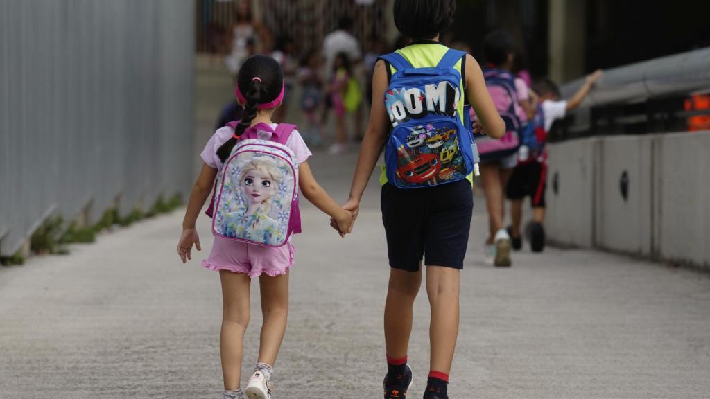 Dos niñas españolas en su primer día de colegio.