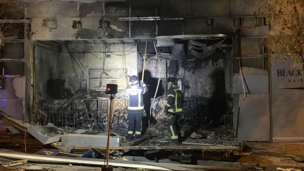 Los bomberos acuden al lugar de la explosión, en Carabanchel (Madrid).