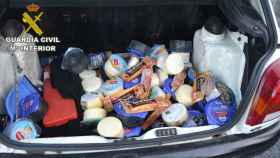 Objetos incautados tras la detención de una persona por un hurto de alimentos en Sanxenxo.