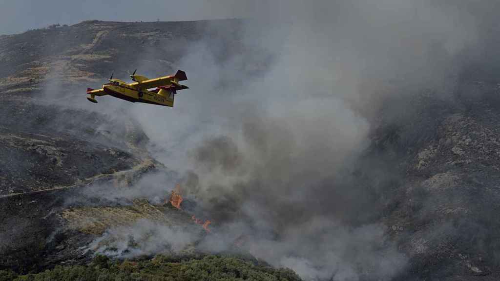 Un hidroavión realiza labores de extinción de un incendio forestal.