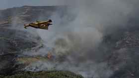 Un hidroavión realiza labores de extinción de un incendio forestal.