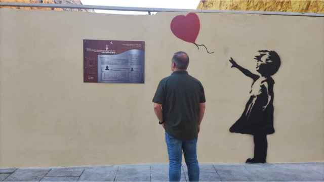 Niña con globo en la rúa da Cruz.