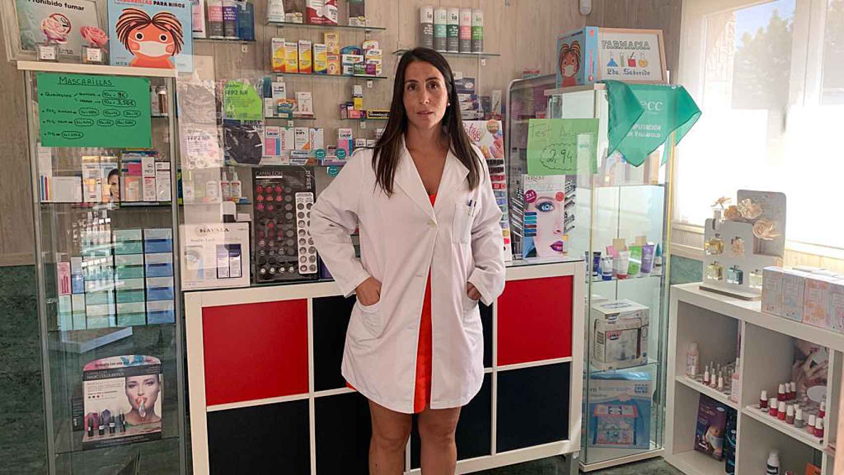 Raquel en su farmacia