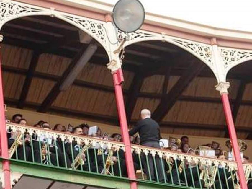 En plena actuación en el coso de Valladolid cuando la dirigía el maestro Eugenio Gómez (Foto Fermín Rodríguez)