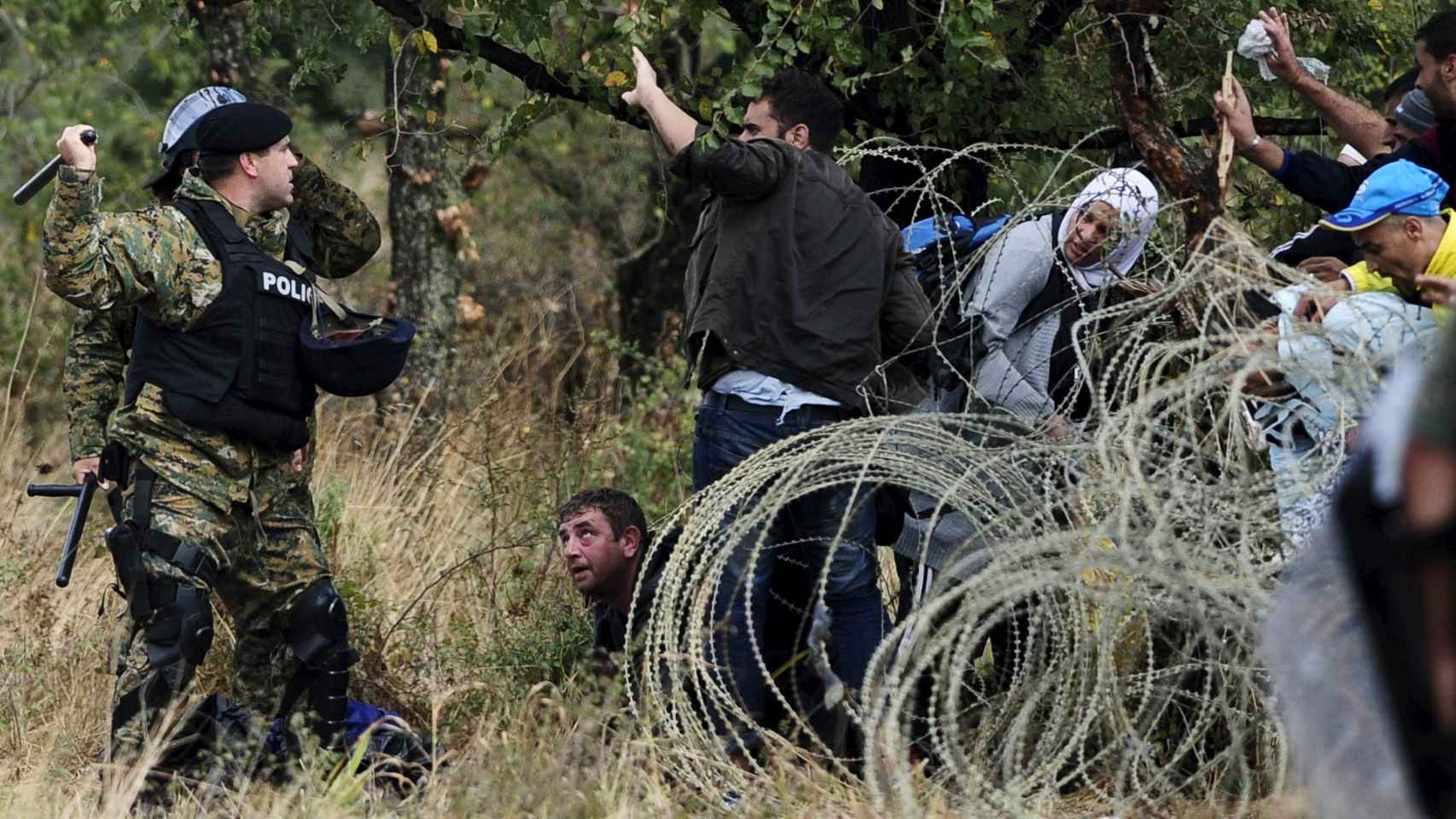 La policía impide a golpes que los migrantes crucen la frontera de Grecia con Macedonia del Norte.