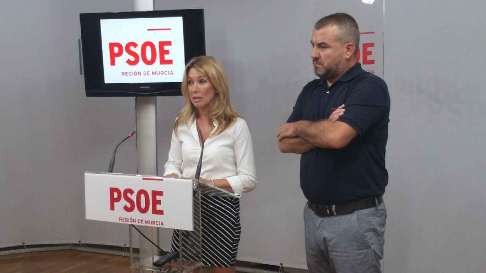 La alcaldesa de Campos del Río, María José Cerón, en una rueda de prensa.