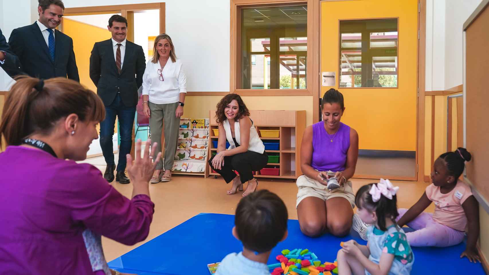 Isabel Díaz Ayuso junto a Iker Casillas en el colegio de Educación Especial que lleva su nombre.