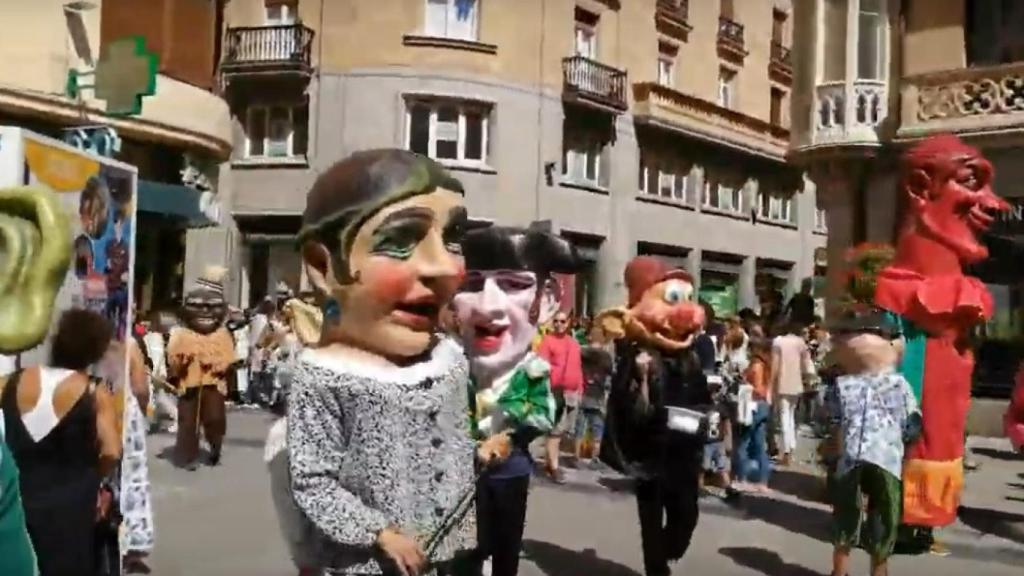 Desfile de cabezudos por las calles de Salamanca