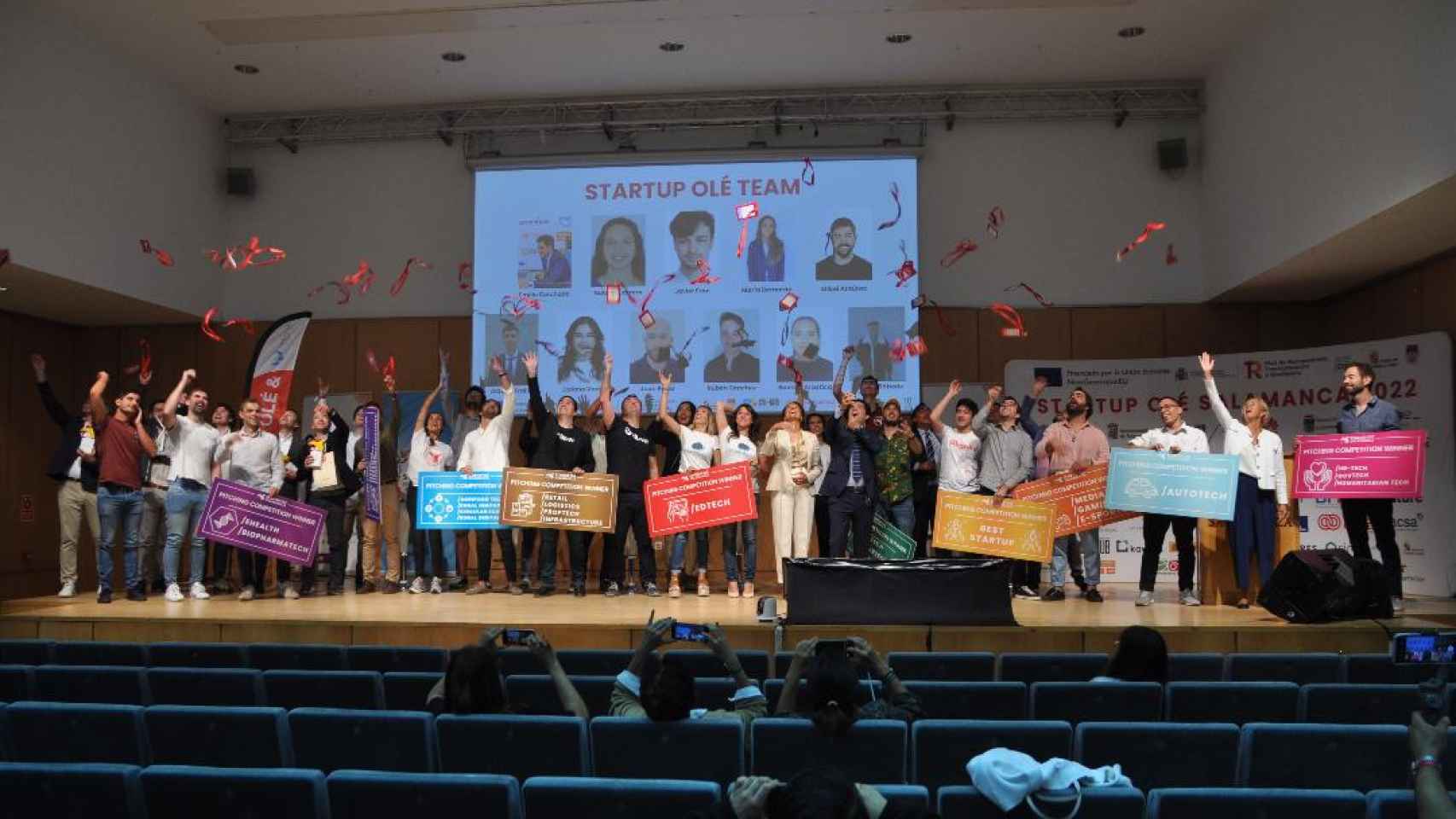 Foto de familia de las startup premiadas en esta octava edición de StartUp Olé Salamanca