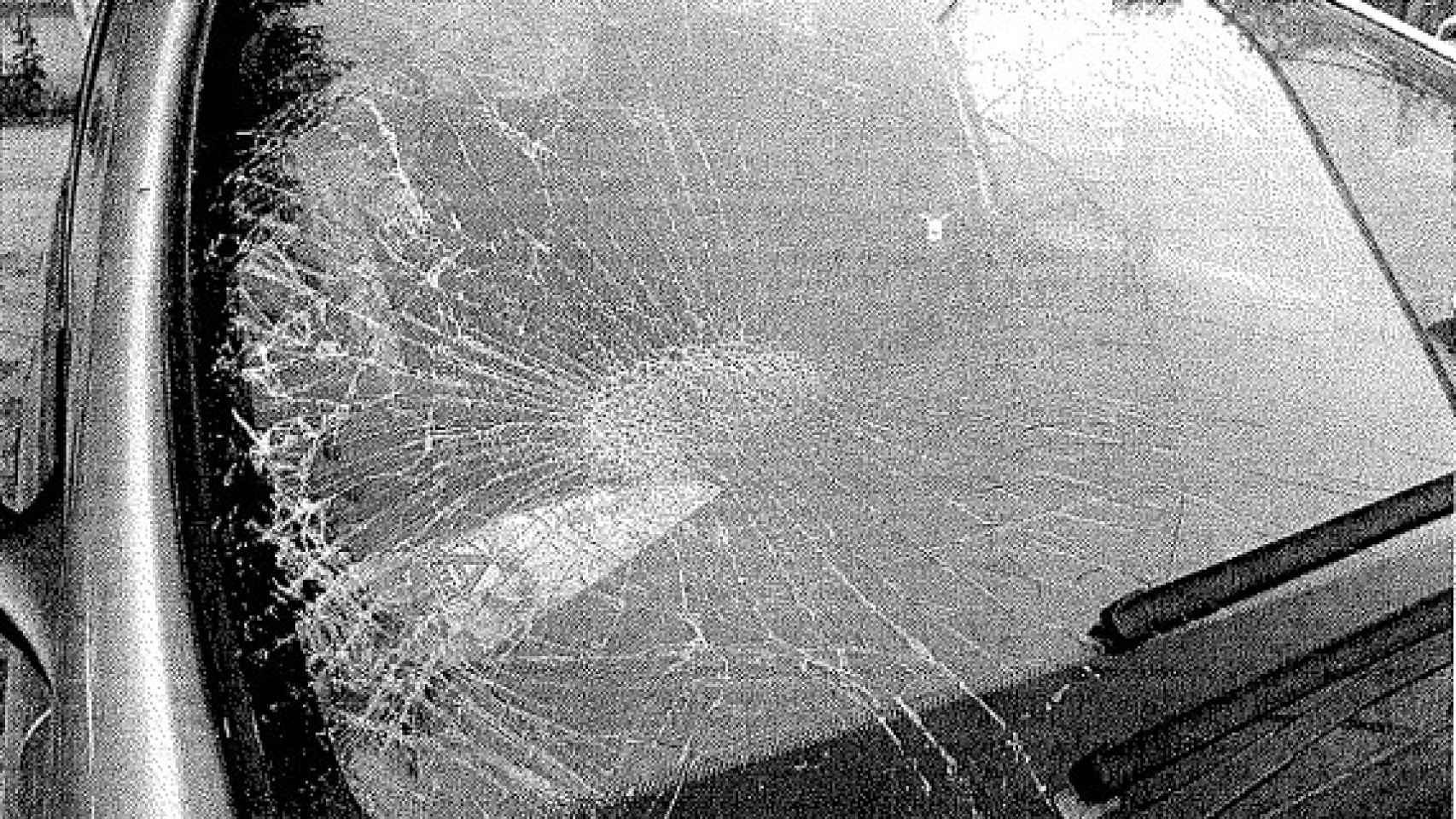 El cristal destrozado de la luna delantera del Citroën Xsara que conducía el guardia civil retirado, el sábado 2 de julio.