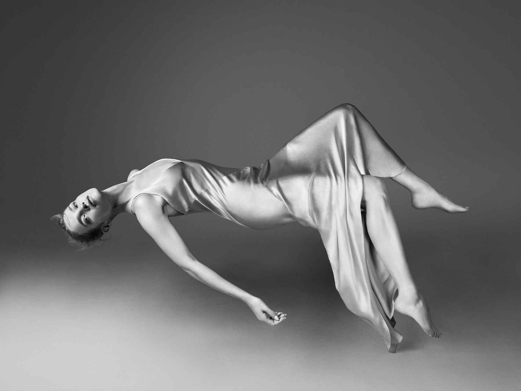 La modelo Natalia Vodiánova, con el vestido lencero de la colección Narciso Rodriguez x Zara.