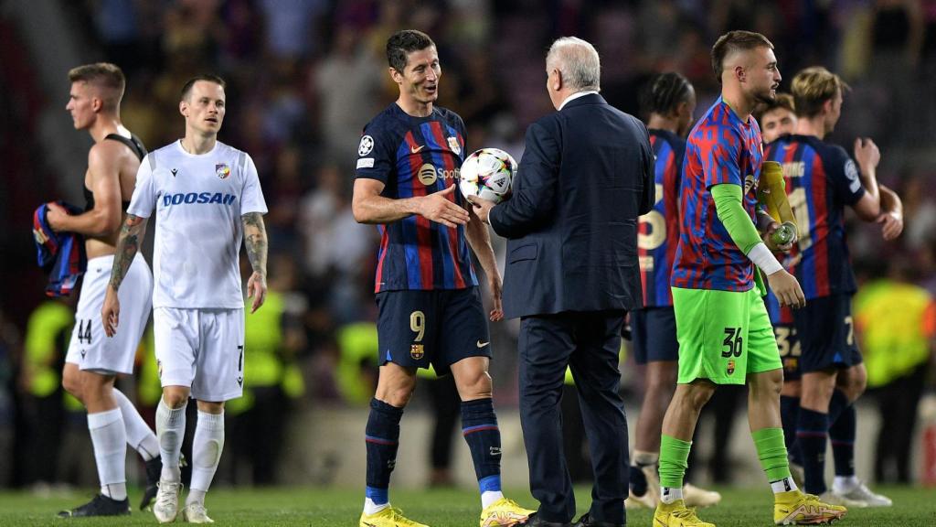 Robert Lewandowski recibe su balón tras marcar el hat-trick.