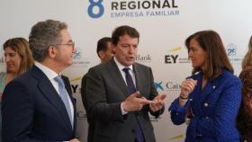 El presidente de la Junta, Alfonso Fernández Mañueco; junto al presidente de EFCL, Pedro Palomo, presidente de la asociación Empresa Familiar y Rocío Hervella, de Prosol