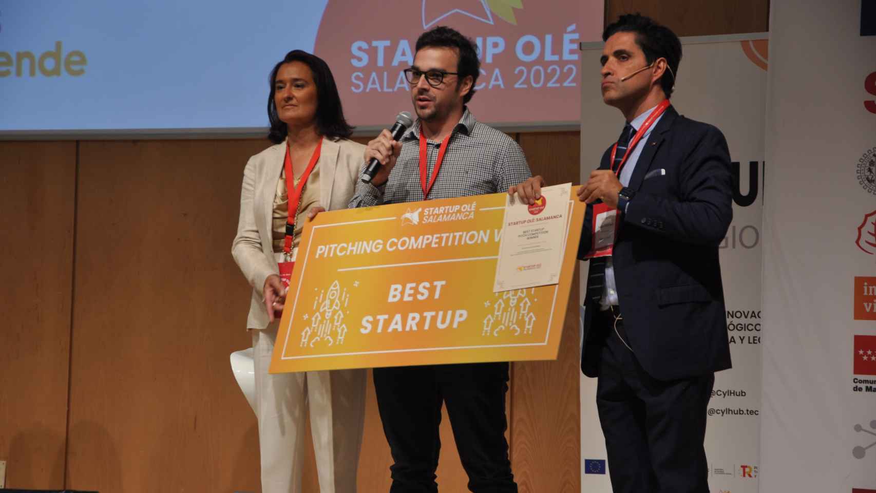 Emma Fernández (i), directora general de Economía Social; junto al CEO de la startup ganadora, y Emilio Corchado, fundador de este evento