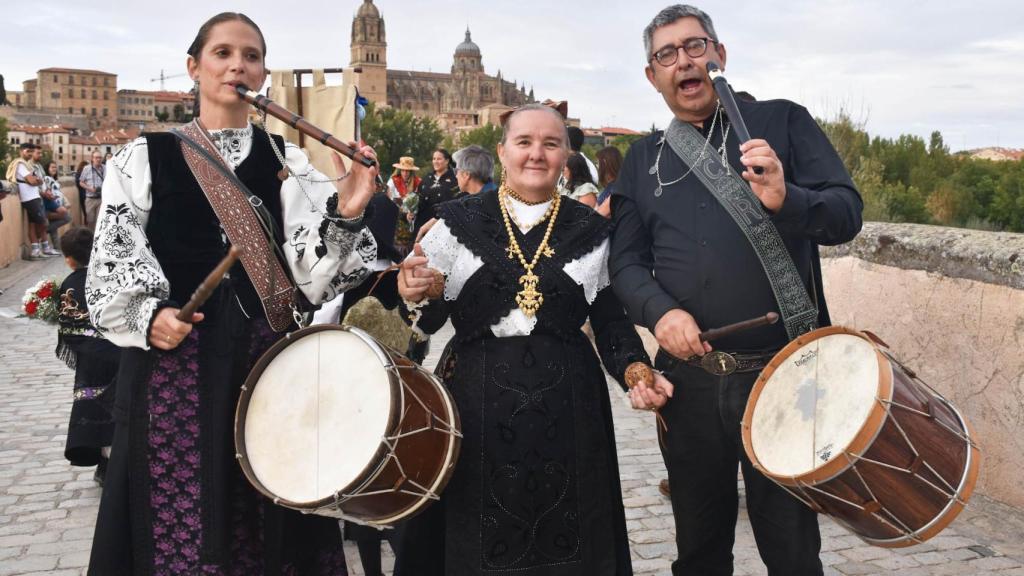 Imágenes de la Ofrenda Floral a la Virgen de la Vega en las Ferias de Salamanca