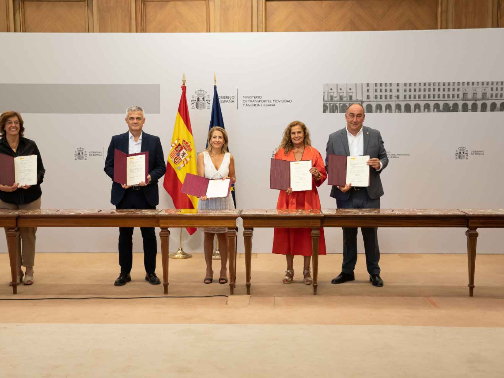 El presidente de la Diputación de Segovia, Miguel Ángel de Vicente, durante la firma del protocolo de actuación con la ministra de Transportes, este miércoles.