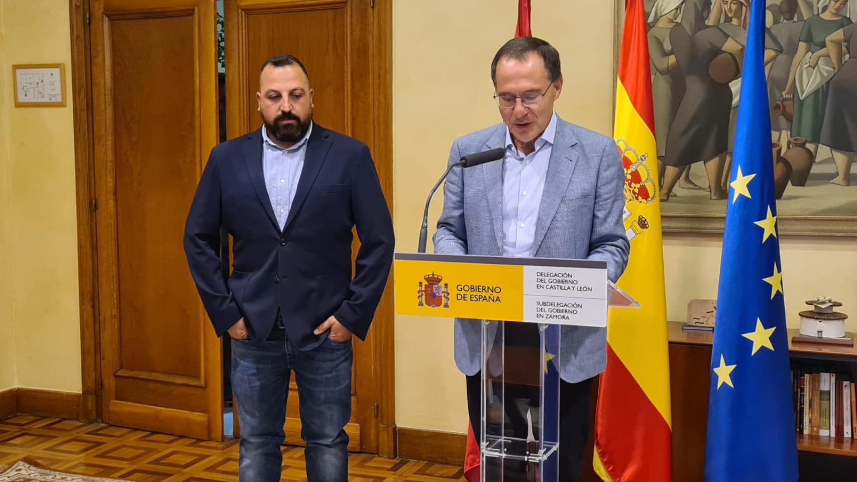 El subdelegado del Gobierno en Zamora, Ángel Blanco, y el presidente de la asociación La Culebra no se calla, Lucas Ferrero