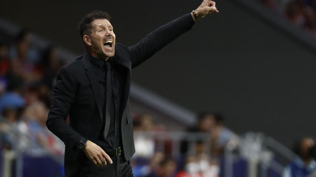 El 'Cholo' Simeone, dando indicaciones a los jugadores del Atlético de Madrid