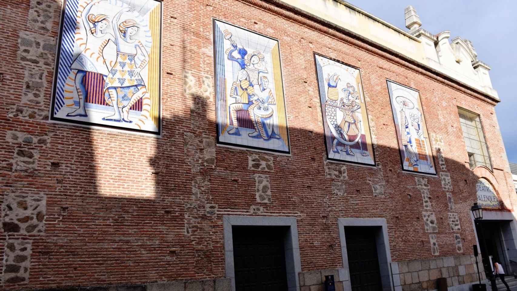 Paneles en la fachada del Teatro Palenque de Talavera de la Reina