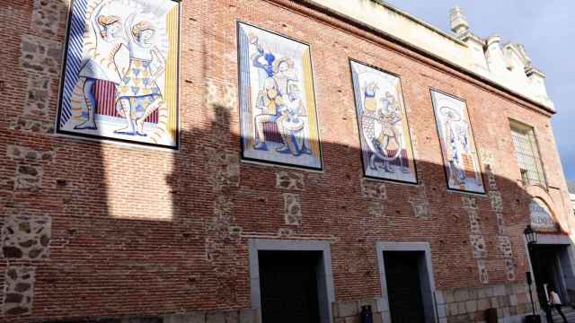 Paneles en la fachada del Teatro Palenque de Talavera de la Reina