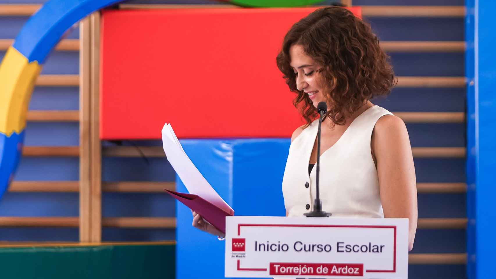 La presidenta, Isabel Díaz Ayuso, durante la inauguración del curso escolar en Torrejón de Ardoz.