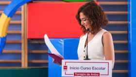 La presidenta, Isabel Díaz Ayuso, durante la inauguración del curso escolar en 2022 en Torrejón de Ardoz.