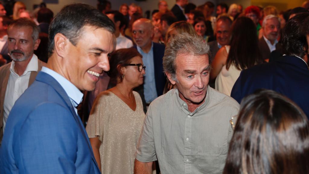 Pedro Sánchez junto a Fernando Simón.