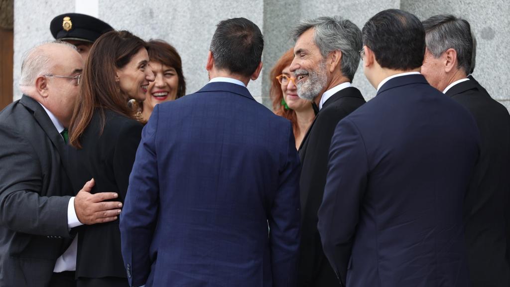 La ministra de Justicia Pilar Llop (Izq.) charla con Carlos Lesmes, presidente del CGPJ, y el presidente del Tribunal Constitucional, Pedro González-Trevijano (1d).