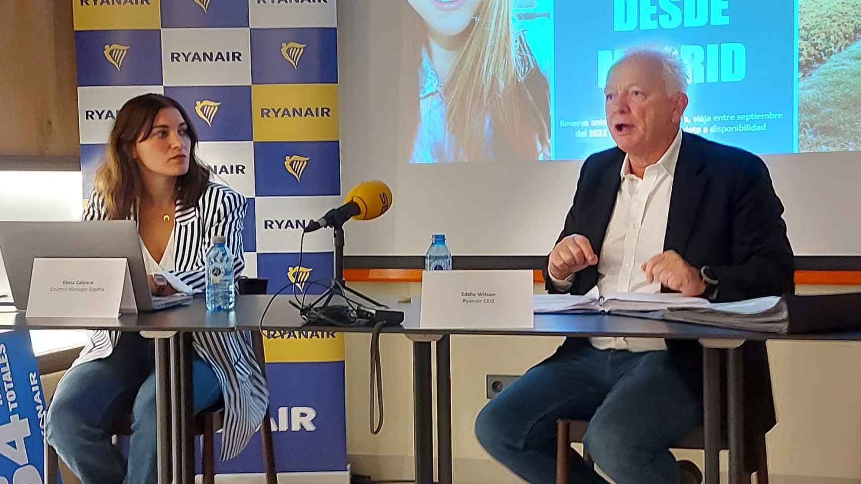 Elena Cabrera, Country Manager en España y Portugal de Ryanair y Eddie Wilson, CEO de Ryanair, durante la presentación de la temporada de invierno en Madrid.