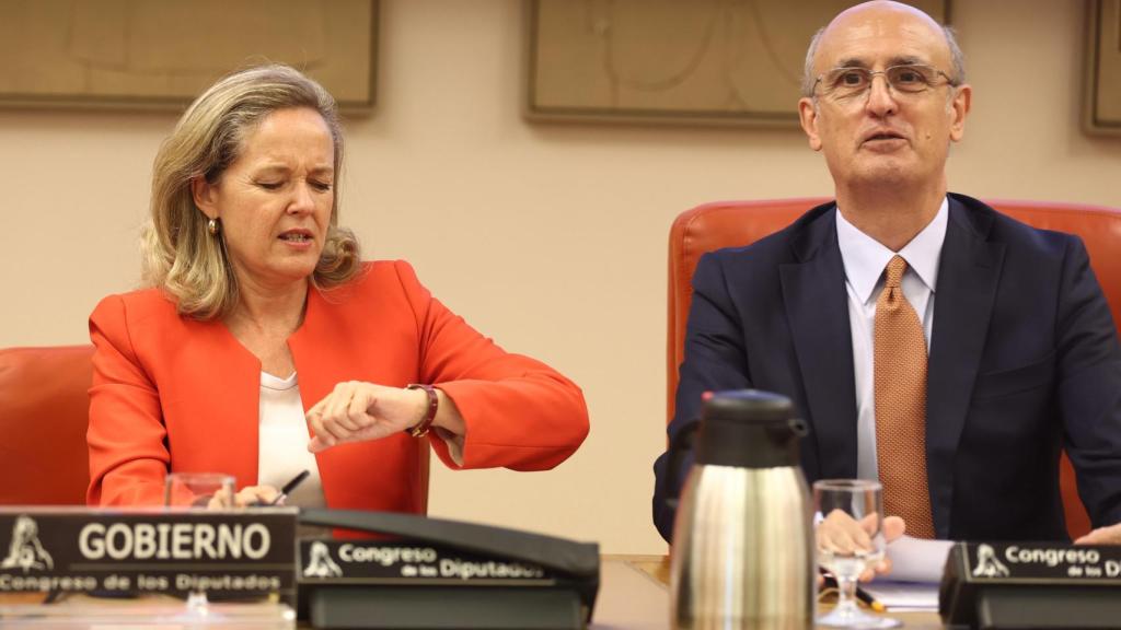 La vicepresidenta primera del Gobierno, Nadia Calviño, y el presidente de la mesa de la comisión, Celso Luis Delgado, durante una Comisión de Asuntos Económicos y Transformación Digital.