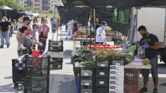 Varios de los puestos del mercadillo de Huelin.