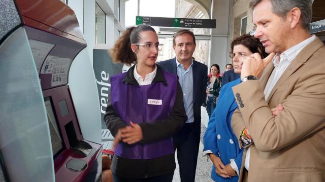 El delegado del Gobierno en Galicia, José Miñones, en la estación de Renfe de Santiago.