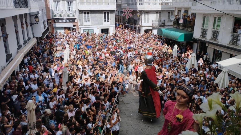 Salida de los mómaros en una edición de las Festas das Peras