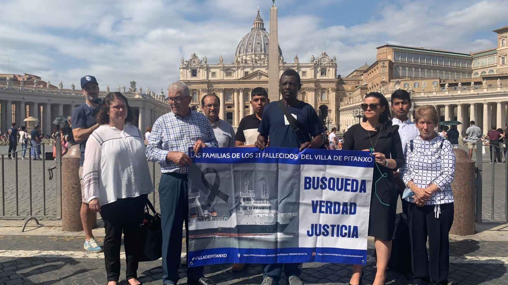 Familiares de las víctimas del ‘Pitanxo’ en la Plaza de San Pedro, en el Vaticano.