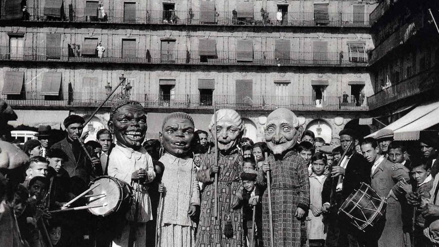 Las gigantillas./ Fotografía de Candido Ansede, 1928