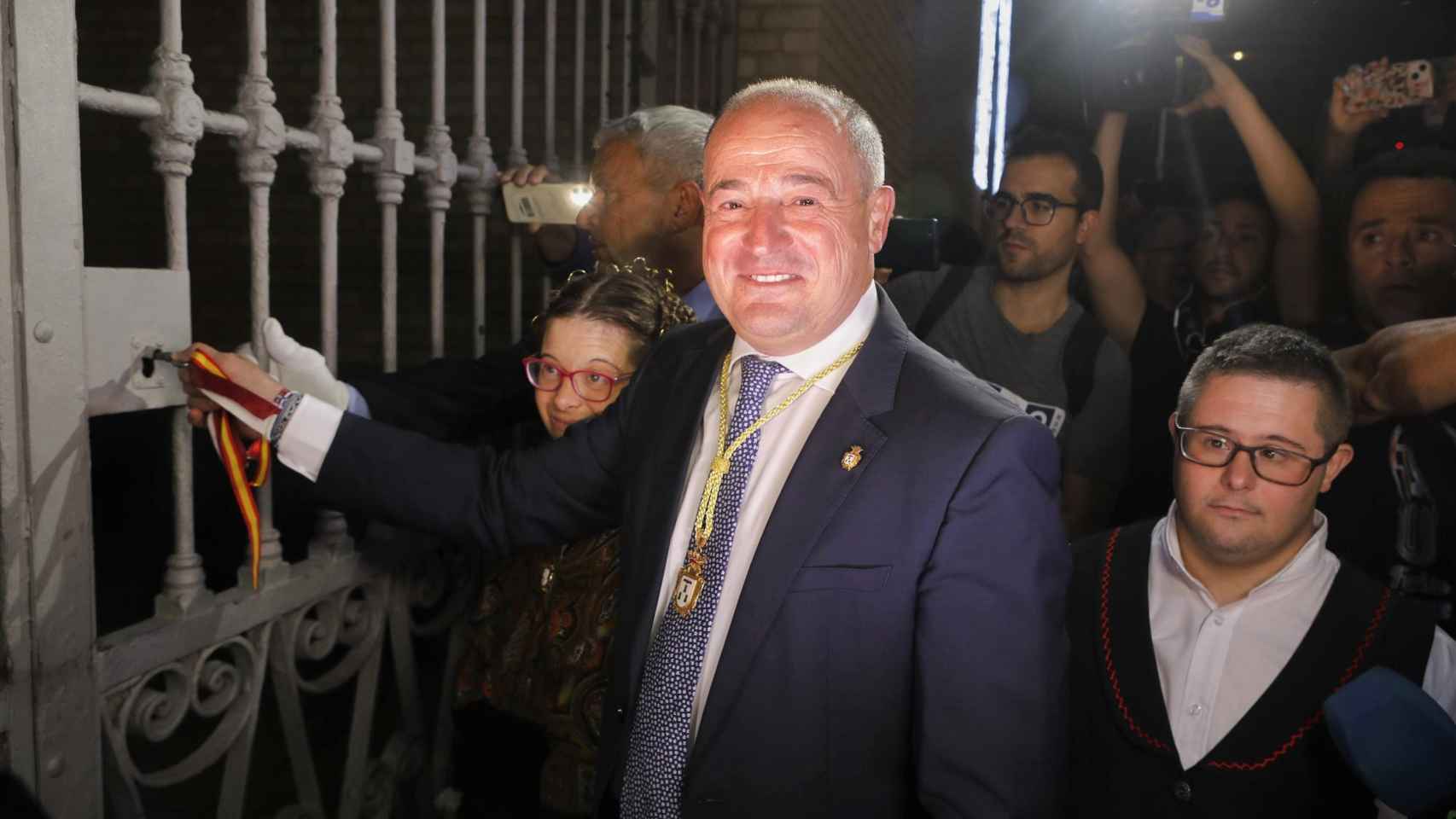 El alcalde de Albacete, Emilio Sáez, abre la Puerta de Hierros