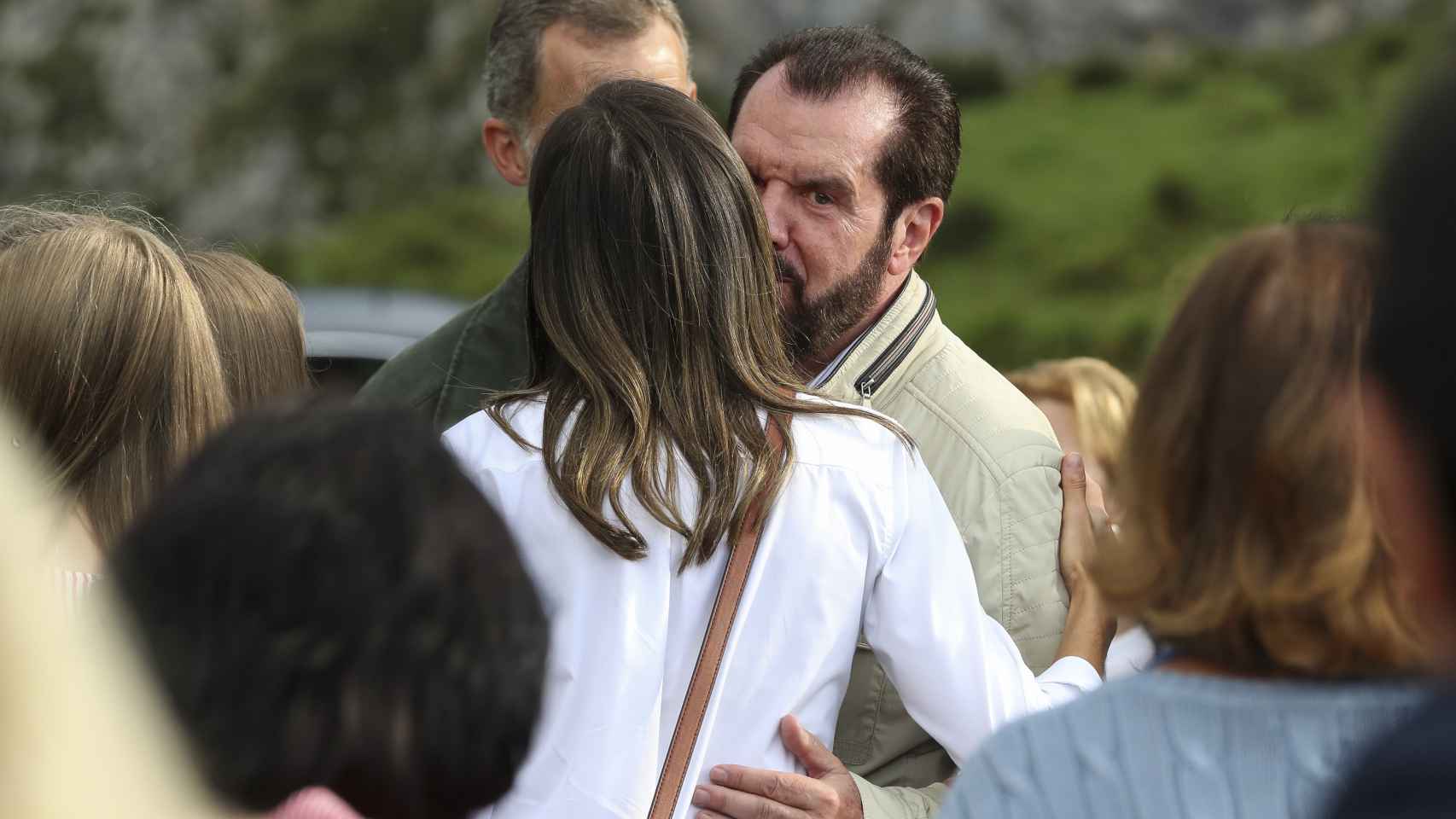 Jesús Ortiz saluda con un beso a su hija, la reina Letizia, el 8 de septiembre de 2018 en Asturias.