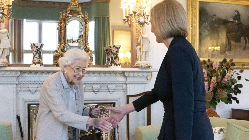 La reina Isabel II saluda a la primera ministra británica.