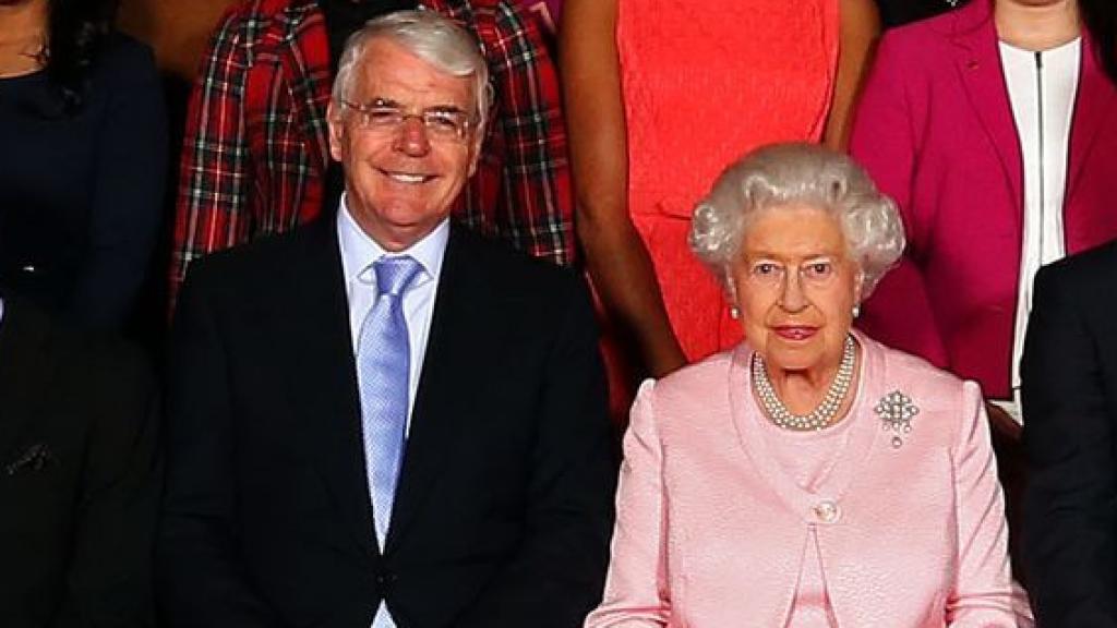 Isabel II junto a Sir Edward Young, secretario de la reina desde julio de 2017.