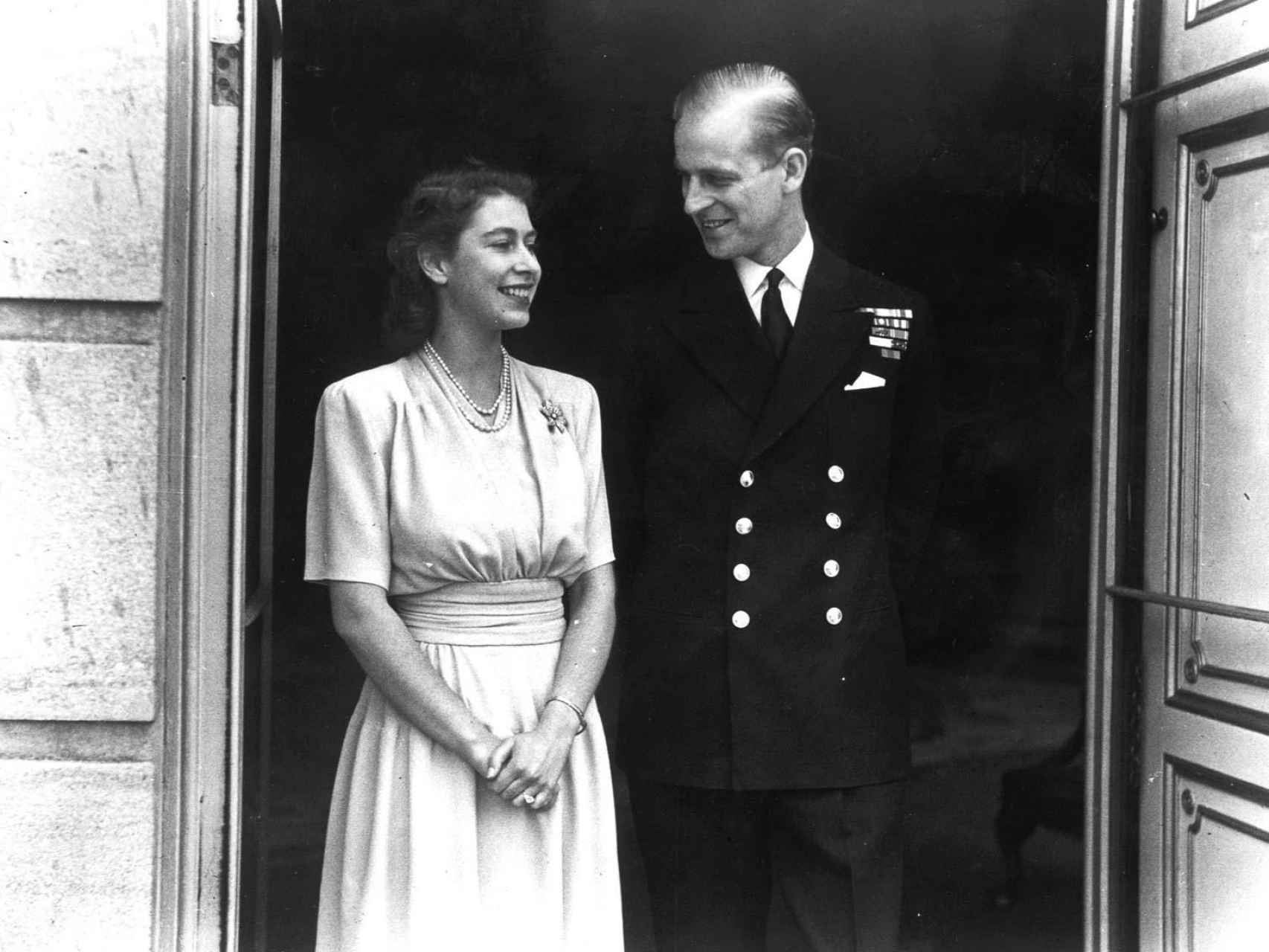 La princesa Isabel y Felipe de Grecia y Dinamarca en el verano de 1947.