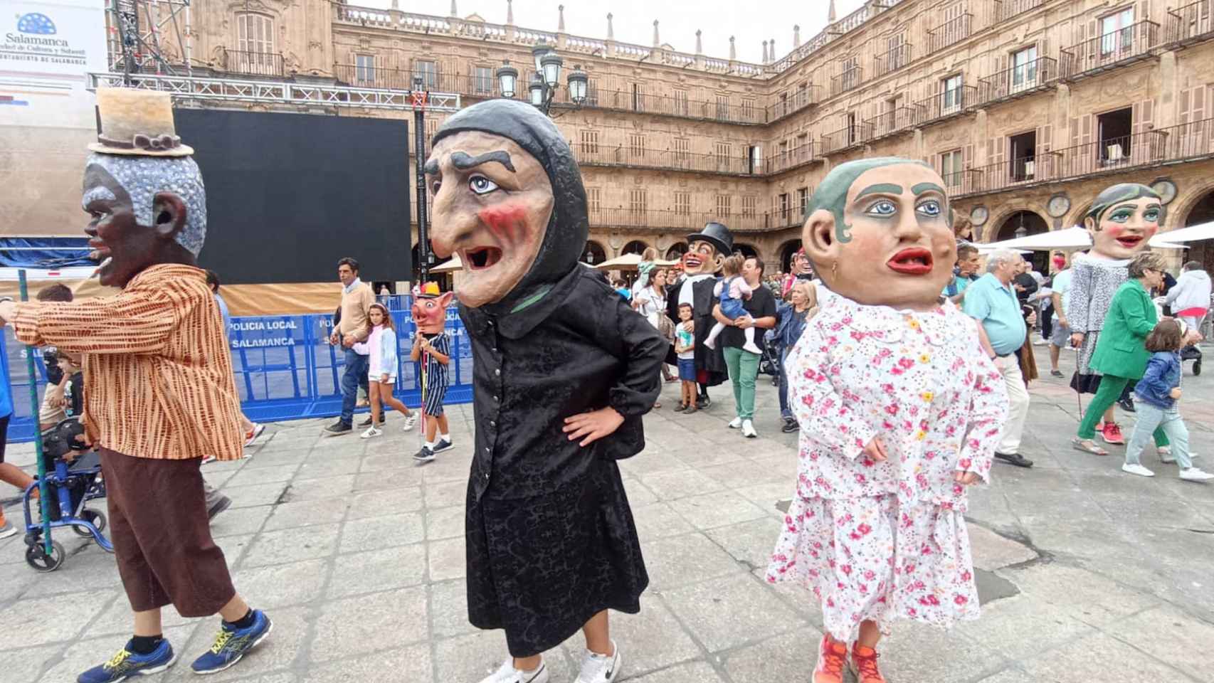 Pasacalles de cabezudos con la charanga La Clave por las calles de Salamanca