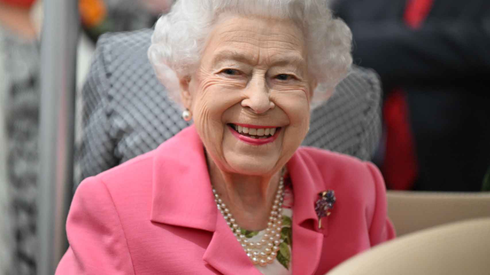 Isabel II de Inglaterra luciendo su collar de perlas de varias vueltas.