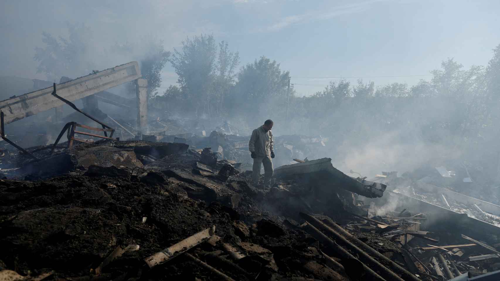 Un ucraniano inspecciona las ruinas de un mercado bombardeado en Kramatorsk.